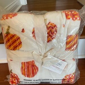 BRAND NEW BERKSHIRE THROW